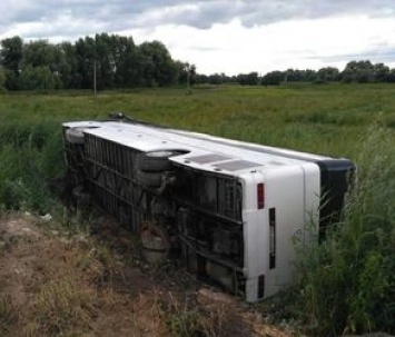 В Ровенской области из-за ухабистой дороги автобус слетел в кювет: есть пострадавшие