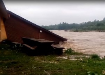 Появилось видео как, на Прикарпатье река смыла с берега часть колыбы и унесла ее