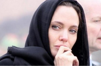 Гигантская грудь и губы-свисток: девушка хотела стать Джоли, но что-то пошло не так. ФОТО