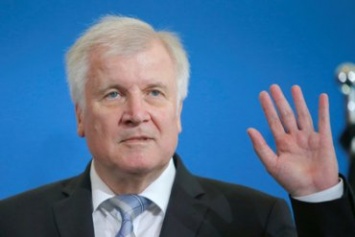 Глава МВД Германии уволится из-за мигрантов