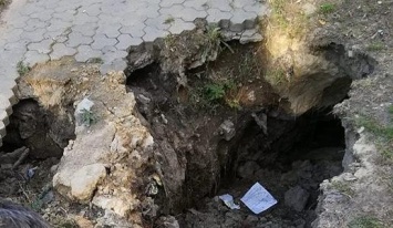 В Херсоне провалился тротуар (фото)