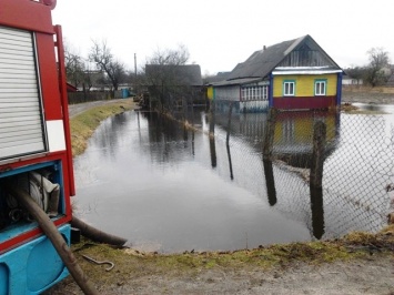 Спасатели откачивали воду из затопленных дождем дворов в Раздельнянском районе