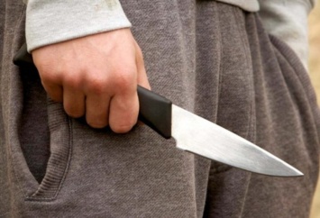 Житель Запорожской области получил ножом в живот, заступившись за продавщицу