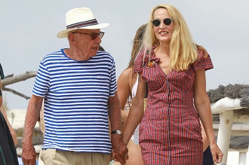 62-летняя Джерри Холл отметила день рождения с 87-летним Рупертом Мердоком и дочерями на пляже в Сен-Тропе