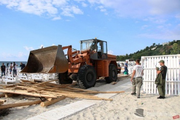 Бунгало, настилы и будка: как мэрия бульдозером боролась с незаконными конструкциями на пляже в Одессе. Фото