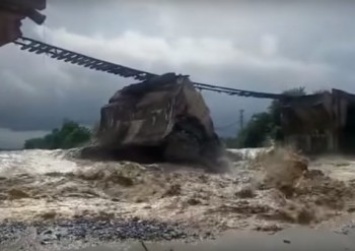 В Румынии после сильных дождей смыло железнодорожный мост (видео)