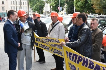 На Львовщине горняки перекрывали международную трассу, требуя выплаты зарплаты (ФОТО)