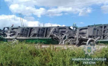 Крушение грузового поезда на Одесчине: 12 вагонов легли на бок, еще у 12 оторвало ходовую часть - полиция (ФОТО)