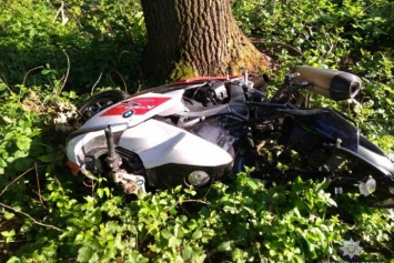 На Буковине мотоциклист влетел на большой скорости в авто и погиб