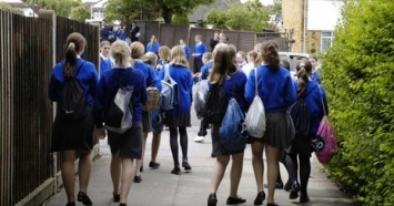 В школах Великобритании запретили носить юбки из-за трансгендеров
