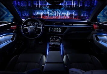 Audi показала интерьер нового электрического кроссовера