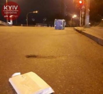 В Киеве грузовик Укрпочты спешил доставить посылки и потерял их по дороге