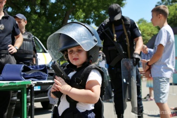 Почувствуй себя копом: как правоохранители развлекали маленьких одесситов в День Нацполиции. Фоторепортаж