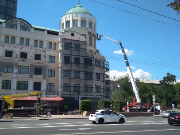 В оккупированном Донецке ремонтируют фасад пятизвездочной гостиницы Ахметова (ФОТО)