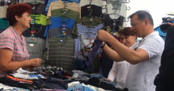 Ляшко в футболке за шесть тысяч гривен покупал трусы на рынке в Миргороде