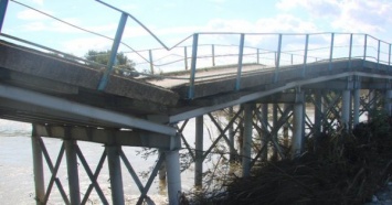 В Прикарпатье обвалился мост, который ремонтировали восемь лет назад (ФОТО)