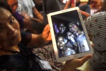 Дети, которые потерялись в таиландской пещере, пока останутся там. Видео