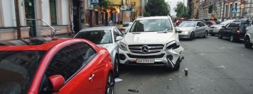 Пьяный атошник ударил сразу четыре авто на своем Volkswagen в Киеве