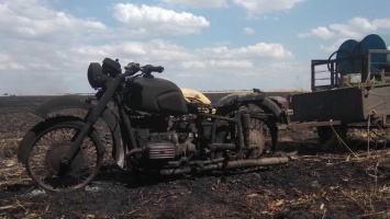 На Днепропетровщине мотоцикл вызвал пожар на поле с пшеницей