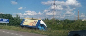 ДТП на трассе под Харьковом: грузовик "вылетел" с дороги, - ФОТО