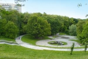 В Соломенском парке Киева жители района собрались на уборку парка
