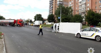 В Харькове грузовик с кислотой протаранил микроавтобус (фото)