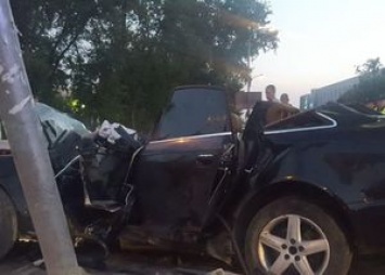 В Киеве пьяный водитель на Audi снес столб, пытаясь скрыться от полиции (фото)