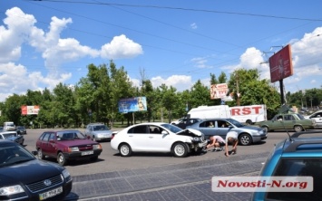 На Богоявленском проспекте автомобиль Geely Emgrand врезался в трамвай