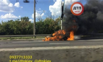 В Киеве на проспекте Бандеры сгорел автомобиль (фото)