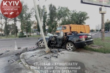 В Киеве водитель во время побега от полиции разбился об столб