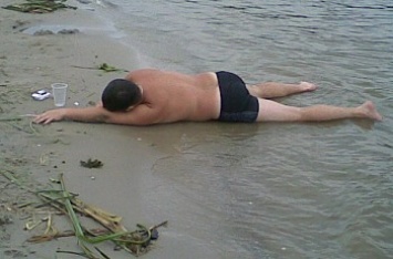 В Бердянске пьяный отдыхающий едва не утонул в море