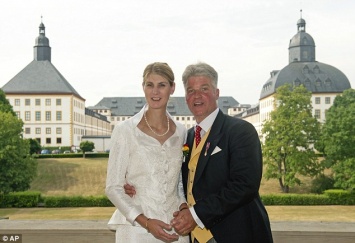 Появились фото и видео, как немецкая принцесса первый раз вышла замуж за инженера