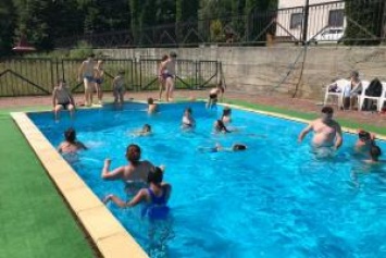 В метре от взрослых: сеть шокировало видео с тонущим в бассейне ребенком