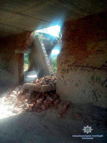 В Нежине объявили 3-дневный траур после гибели подростков под бетонной плитой