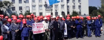 Рабочие «ДнепрАзота» из Каменского идут на Киев