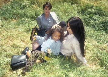 Ким Кардашьян с мамой и дочерью в рекламной кампании Fendi