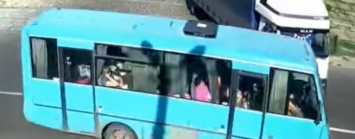 В Каменском грузовик врезался в пассажирский автобус