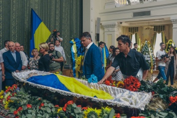 Появилось фото и видео, как Гройсман, Тимошенко, Яценюк и сотни людей прощались с Левком Лукьяненко