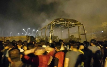 При столкновении автоцистерны с автобусом в Иране сгорели десятки людей