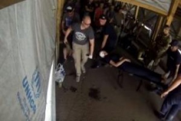 На КПВВ "Майорск" девушка из Горловки упала в обморок и разбила голову: видео с камеры наблюдения