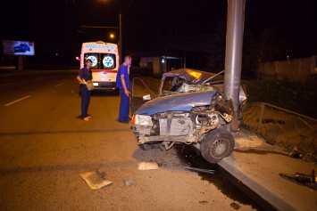 Смертельное ДТП в Днепре: автомобиль врезался в столб