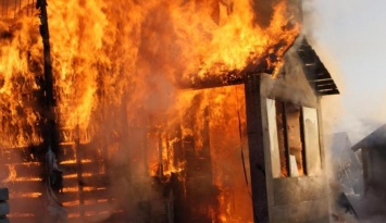 В Днепре из-за сигнальной ракеты сгорело два дома