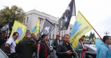 Протестующие "евробляхеры" блокируют выезд из Верховной Рады