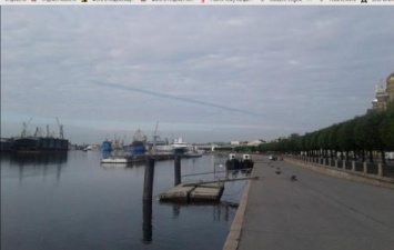 Странную темную полосу в небе над Петербургом заметил главный синоптик города