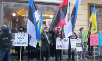 В Таллине под посольством РФ прошла акция в поддержку Олега Сенцова