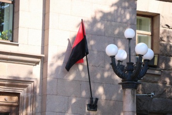 В Николаеве на здании городского совета повесили красно-черный флаг