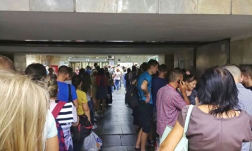 Аншлаг в киевском метро: киевляне массово пополняют карты и покупают проездные