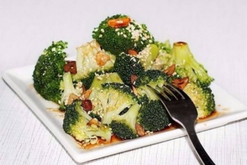 ПП-ужин: теплый салат из брокколи с чесноком и кунжутом