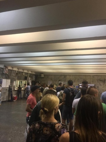 Появились фото, как толпы киевлян идут пополнять карты по старым ценам перед подорожанием метро