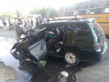 Авто столкнулось с автобусом: на Бабурке в ДТП пострадала семья с маленьким ребенком